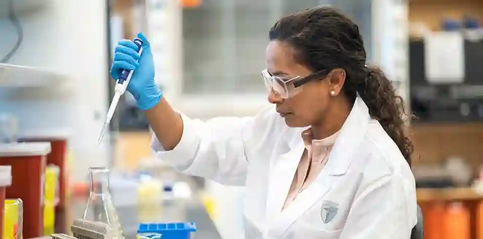 Factors That Influence a Medical Laboratory Technician’s Pay